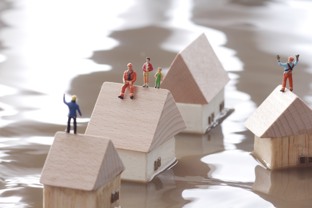 床下清掃はどうればいい 水害による床下浸水した時の対処法 リスクベネフィット